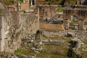 het bouwen van ruïnes en oude zuilen in rome, italië foto