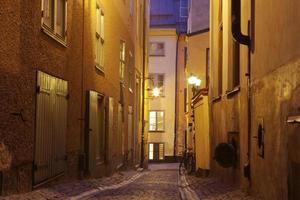 de smalle straat van Gamla Stan - historische stad Stockholm,