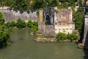 rome bruggen met uitzicht op de rivier landschap foto