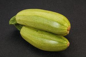 jonge smakelijke courgette over boord foto