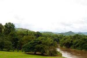 rivier in de jungle, thailand foto