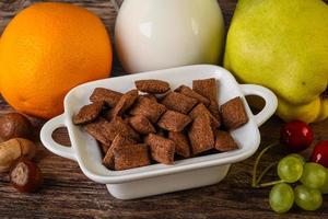 ontbijt met corn chokolate pads en melk foto