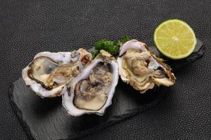 oesters met limoen en peterselie foto