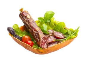 rijpe salami met salade, basilicum, ui en tomaat foto
