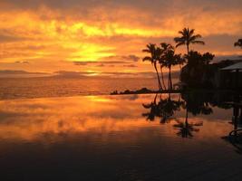 zonsondergang in reflecterend zwembad