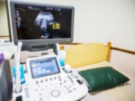 vervagen medische echografie machine in ziekenhuis diagnostische kamer foto