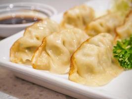 gyoza dumplings met groenten foto