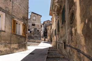 scanno, italië-8 augustus 2021 slenteren door de smalle straatjes van scanno, een van de vele oude dorpjes van italië tijdens een zomerse dag foto