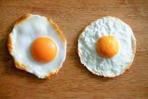 bovenaanzicht van gebakken eieren geïsoleerd op houten achtergrond foto