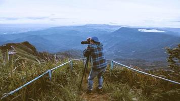 man aziaten reizen ontspannen in de vakantie. landschap op de mountain.thailand fotograferen foto