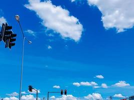kruispunt van verkeerslichten in de stad die de blauwe lucht zien foto