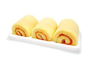 oranje cake roll crème geïsoleerd op een witte achtergrond met uitknippad. foto