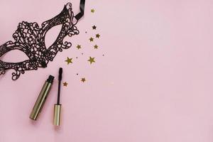 zwarte mascara make-up accessoires. cosmeticaproducten voor vrouwen. bovenaanzicht, plat gelegd. indeling. ruimte kopiëren. plaats voor tekst en ontwerp. banier foto