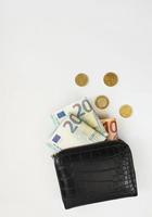 portemonnee en euro geld. zaken, financiën, sparen, bankconcept. ruimte kopiëren. achtergrond voor economisch nieuws. foto