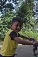 Gresik, Indonesië, 2022 - de staat van het dorp in de ochtend met een portret van een klein spelend kind foto