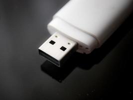 USB-flashstation op zwarte achtergrond foto