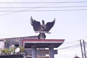 Sidoarjo, Oost-Java, Indonesië, 2022 - Garuda Pancasila-monument met een wolkenachtergrond foto
