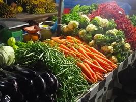 stapel groenten op de markt foto