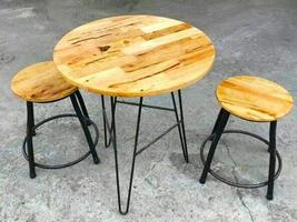 ronde tafel en stoelen foto