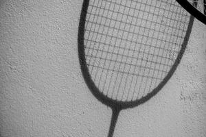 badminton sportuitrusting, shuttles, racket, grip, op de vloer van een indoor badmintonveld. foto