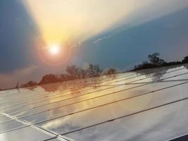 fotovoltaïsch paneel op het dak van het gebouw dat vuil is van stof, vogels op het oppervlak laten vallen foto