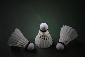 geïsoleerde badminton veer shuttles met uitknippaden. foto