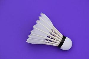 geïsoleerde witte crème badminton shuttle veer, voor badminton sport spelen. foto