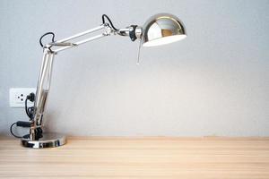 Sliver bureaulamp op bureau foto