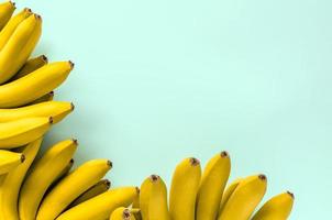 bananenfruit op blauwe achtergrond. foto
