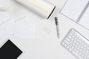 wit bureau met tablet en toetsenbord foto