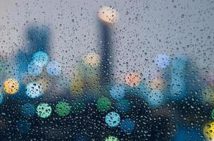 regendruppel op glazen raam in moessonseizoen foto