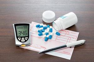 glucosemeter en recept op het bureau van de dokter