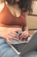 vrouwelijke handen op het toetsenbord, het meisje werkt op een laptop en typt foto