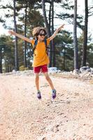 het kind springt, zomervakantie in de natuur foto