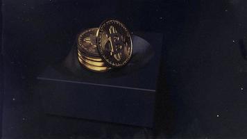 stapel bitcoin op dienblad digitale valuta. cryptocurrency btc het nieuwe virtuele geld close-up 3d render van gouden bitcoins op zwarte achtergrond foto