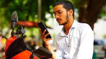 gebruik van mobiele apparaten door studenten tijdens colleges foto