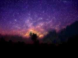 nachtlandschap berg en melkwegstelsel achtergrond, lange blootstelling, weinig licht foto