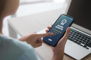 gebruiker geeft beoordeling aan service-ervaring op online applicatie, klantbeoordeling tevredenheidsfeedback-enquêteconcept, klant kan de kwaliteit van de service evalueren, wat leidt tot reputatieclassificatie van het bedrijf. foto