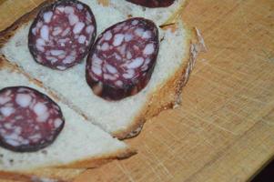 rauwe rookworst ligt als een broodje op brood foto