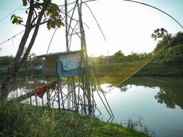 sidoarjo, Jawa Timur, Indonesië, 2022 - een hulpmiddel om vis te vinden door netten in de rivier te zetten foto