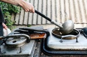 koken in het veld tijdens de oorlog, veldkeuken van het Oekraïense leger. foto