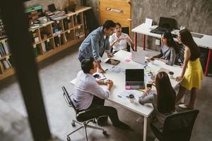 Aziatische zakelijke teamvergadering op kantoor foto