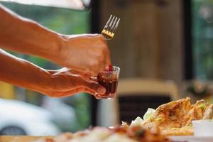 een verscheidenheid aan gerechten staat op tafel om familie- en vriendenbanketten op oudejaarsavond voor te bereiden. diverse ideeën voor het bereiden van voedsel voor familie- en vriendenfeesten tijdens de feestdagen. foto