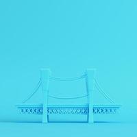 cartoon stijl brug op heldere blauwe achtergrond in pastelkleuren. minimalisme concept foto