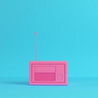 roze retro-stijl radio op felblauwe achtergrond in pastelkleuren foto