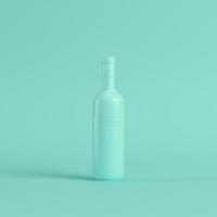 wijnfles op heldergroene achtergrond in pastelkleuren. minimalisme concept foto