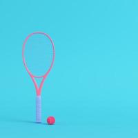 roze tennisracket op felblauwe achtergrond in pastelkleuren foto