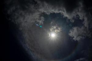 zonnehalo in de lucht, donkere achtergrond foto