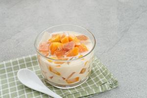 mangokaasmelk, een dessert gemaakt van gelei, nata de coco, basilicumzaad, zoete mango, roomkaas en melk. foto