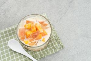 mangokaasmelk, een dessert gemaakt van gelei, nata de coco, basilicumzaad, zoete mango, roomkaas en melk. foto